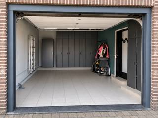 Instapklare gezinswoning met garage en zonnige tuin in Oud-Turnhout
Op zoek naar een instapklare gezinswoning op een rustige, kindvriendelijke locatie én vlak bij het centrum? Deze verzorgde woning in de Sint-Bavostraat te Oud-Turnhout combineert comfort, ruimte en een uitstekende ligging.
De woning beschikt over een aangename living(30m2) met natuurstenen vloer en mooi zicht op de tuin, een ruime keuken(14 m2) met voldoende zit- en werkruimte en een praktische bijkeuken (8m2) met aansluitingen voor alle witgoed. Daarnaast is er een kelder en een inpandige garage.
De zonnige tuin is een echte troef en beschikt over een mooi terras, grasveld, tuinberging en voldoende ruimte voor een trampoline of speelzone. Ideaal voor gezellige zomeravonden en gezinnen met kinderen.
Op de eerste verdieping bevinden zich 3 ruime slaapkamers (16 m2/ 15 m2 & 12 m2) en een vernieuwde badkamer met een moderne inloopdouche, regendouche en watervalfunctie, dubbele lavabo en verhoogd toilet.
Via de vlizotrap bereikt u de deels afgewerkte zolder. Deze is reeds voorzien van de nodige aansluitingen en biedt de mogelijkheid om een 4de slaapkamer, bureau of hobbyruimte te creëren.
Troeven:
✔️ Rustige en kindvriendelijke centrumligging
✔️ 3 slaapkamers + mogelijkheid tot 4de slaapkamer
✔️ Vernieuwde badkamer en bovenverdieping
✔️ Inpandige garage & kelder
✔️ Zonnige tuin met terras en tuinberging
✔️ EPC-label C
✔️ Conforme elektriciteit
✔️ Op wandel- en fietsafstand van scholen, winkels en sportfaciliteiten
Kortom: een instapklare en energiezuinige gezinswoning met uitbreidingsmogelijkheden, gelegen op een uitstekende locatie in Oud-Turnhout.