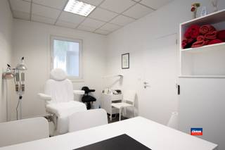 <p><span>HEMIKSEM | GEBOUW MET DRIE PRAKTIJKRUIMTES EN GERENOVEERD DUPLEXAPPARTEMENT MET DRIE SLAAPKAMERS | EPC A | </span></p><p><span>Indeling als volgt : gelijkvloers : inkomhal - 3 praktijkruimtes - wachtzaal - keuken - toilet - ruime bergplaats - aparte ingang naar privé met bergplaats. </span></p><p><span>Eerste verdieping : ruime woonkamer met keuken - badkamer met douche en lavabo - wasplaats - twee ruime slaapkamers.</span></p><p><span>Tweede verdieping: mooie ruime zolderkamer met vaste trap. </span></p><p><span>EXTRA'S : </span></p><p><span>*mogelijkheid tot overname groepspraktijk</span></p><p><span>*Airconditioning</span></p><p><span>*Gunstige ligging nabij scheldeover en parkzone</span></p><p><span>*nabijheid van winkels, scholen en openbaar vervoer</span></p><p><span> </span></p><p><span> </span></p>