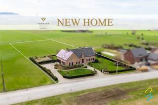 ‼️Ga rechtstreeks naar onze website www.vakmansvastgoed.be voor nog meer foto's en informatie.<br />Gelegen op amper 5 min rijden van Ronse in Dergneau, Rue de l'Eglise 20 juist aan de buitenrand met Ronse.<br /><br />Een woning zoals ze tegenwoordig niet meer bouwen: ruim, uiterst kwalitatief, stijlvol, verfijnd, met edele materialen, een dubbele garage, een groot zuidgericht perceel, een top locatie op den buiten maar toch zo dichtbij alle faciliteiten, scholen, autosnelwegen. Kortom een chique villa waar het goed vertoeven is en die alleen nog maar wacht op een groot gezin met veel vrienden en familie om te verwelkomen.<br />Een woning in perfecte staat van onderhoud die u alleen maar hoeft te waarderen en vervolgens naar eigen smaak in te richten.<br />Vlotte verbinding naar alle grote autosnelwegen richting Rijssel, Paris, Brussel, Luik, Brugge en Kortrijk.<br /><br />Indeling gelijkvloers : inkomhal met traphal, rechts grote leefruimte met eetplaats en salon, tweede leefruimte met een prachtige schouw, keuken met eethoek, achterkeuken met berging en wasplaats, dubbele garage. Links is er het eerste slaapgedeelte met 2 slaapkamers of een bureel, een badkamer en een apart toilet. Verder is er ook een goede authentieke kelder.<br /><br />Indeling eerste verdieping: 3 extra grote slaapkamers, een badkamer en een apart toilet. De ruime nachthal kan perfect dienen als bureel of als relax ruimte. Mooie extra troef is het potentieel op de geïsoleerde zolder.<br /><br />De buitenomgeving spreekt voor zich als u naar de foto's kijkt. De tuin werd over de jaren perfect onderhouden door een welgekende tuinman van de streek. Zeer praktisch tuinhuisje en groot terras aanpalend aan de keuken en de living. Aanpalend aan de achterkant een grote groene weide van 2500 m². Mogelijkheid om aanpalende bouwgrond te kopen op het perceel van 3000 m² (te zien op de laatste foto)<br /><br />Kom zeker een bezoek brengen aan dit exclusief pand. Wij helpen u graag verder. Neem contact op met Fabienne 0475/34.00.40<br /><br /><br /> 