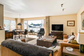 <p>Bent u op zoek naar een ruim en verzorgd appartement op een toplocatie? Dan is dit appartement op de tweede verdieping in een kleinschalig gebouw met slechts drie appartementen zeker een bezoek waard.</p>
<p>Gelegen in een rustige en kindvriendelijke woonwijk, op wandelafstand van het centrum, geniet u hier van een aangename combinatie van rust, privacy en een vlotte bereikbaarheid van winkels, scholen en openbaar vervoer.</p>
<p>Dankzij de ligging in een halfopen bebouwing baadt het appartement in het natuurlijke licht. De ruime woonkamer sluit rechtstreeks aan op een prachtig terras met een weids en open uitzicht — de ideale plek om in alle rust te genieten van een koffie of een zonnige avond.</p>
<p>De indeling omvat een inkomhal, een ruime leefruimte met aansluitend terras, een aparte keuken, badkamer, afzonderlijk toilet, praktische berging en twee volwaardige slaapkamers.</p>
<p>Extra troef is de inbegrepen garagebox met voorliggende oprit, goed voor maar liefst twee private parkeerplaatsen op eigen terrein.</p>
<p>Daarnaast profiteert u van zeer beperkte gemeenschappelijke kosten dankzij de interne syndicus. De algemene onkosten beperken zich tot onder meer de brandverzekering, minuterie, het ruimen van de beerput en kleine onderhoudswerken.</p>
<p>Een ideaal appartement voor wie op zoek is naar comfortabel wonen in een rustige omgeving met veel licht, ruimte en praktische voordelen.<br /><br />Afmetingen via energiedeskundige.</p>