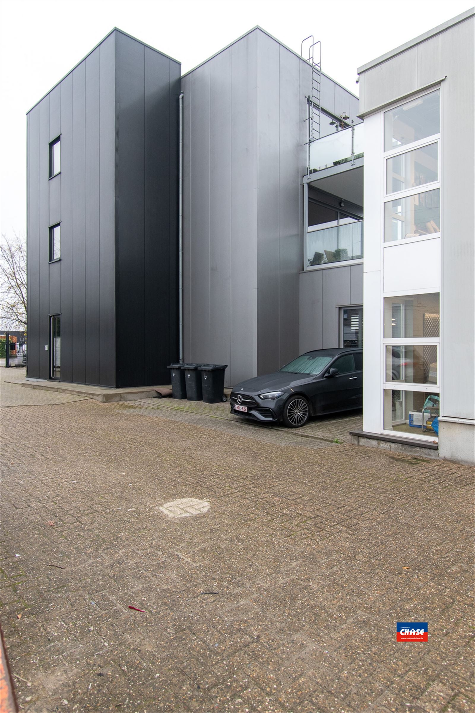 Gemengd gebouw met winkel, 2 appartementen, kantoor en magazijnruimte - foto 2