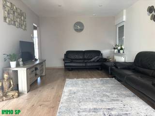 De woning heeft de volgende indeling: Men komt binnen via de inkomhal vanwaar men de living kan bereiken (laminaat; 25m²). Aansluitend aan de...