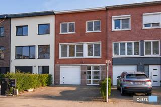 Uitstekend gelegen familiewoning in een rustige straat nabij Drie Eycken en UZ Edegem. Inkom met toegang naar inpandige garage, gastentoilet en...