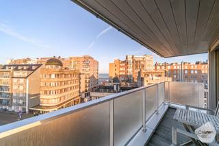 Op een toplocatie bevindt zich dit instapklare en volledig gemeubelde appartement met<strong> prachtig zeezicht</strong>, gelegen op de <strong>5de verdieping</strong>.Dankzij de grote raampartijen geniet de leefruimte van een overvloed aan natuurlijk licht en een open, aangenaam gevoel.<br /><br />Het appartement verwelkomt u via een inkomhal met <strong>apart toilet en lavabo</strong>. Aansluitend is er een <strong>ruime berging</strong>, praktisch gelegen nabij de keuken en voorzien van een <strong>aansluiting voor wasmachine.</strong><br /><br />De <strong>lichtrijke leefruimte</strong> biedt een mooi open zicht over de omliggende woningen en geeft toegang tot het<strong> terras aan de voorzijde</strong>, waar u in alle rust kan genieten van het<strong> zicht op zee.</strong><br /><br />De <strong>volledig geïnstalleerde keuken</strong> is uitgerust met een vaatwasmachine, combi-oven, koelkast met klein vriesvak, inductiekookplaat en tal van kastruimtes.<br /><br />De<strong> badkamer</strong> beschikt over een enkele lavabo, een aparte douchecabine en een comfortabel ligbad. Verder zijn er <strong>twee volwaardige slaapkamers</strong> aanwezig.<br />Alle <strong>meubelen zijn inbegrepen</strong> in de verkoop, wat dit appartement ideaal maakt als tweede verblijf, investering of onmiddellijke bewoning.<br /><br />Daarnaast beschikken de eigenaars over een <strong>garage,</strong> gelegen in een recent nieuwbouwcomplex op korte afstand van het appartement. Deze garage <strong>kan optioneel worden aangekocht</strong>.<br /><br /><strong>✨ Troeven op een rij:</strong>
<ul>
	<li>Zeezicht</li>
	<li>Instapklaar &amp; volledig gemeubeld</li>
	<li>Lichtrijke leefruimte</li>
	<li>Terras vooraan</li>
	<li>2 slaapkamers</li>
	<li>Optionele garage vlakbij</li>
</ul>
Interesse in dit mooie appartement aan zee? Neem gerust contact op voor meer informatie of een bezoek ter plaatse.