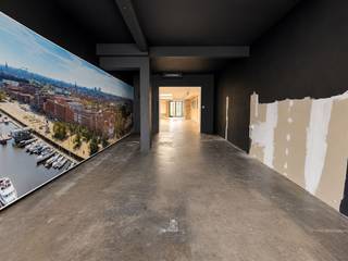 Markt 10, 2900 Schoten | 209 m² | Rechtstreeks van de eigenaarOp een uitstekende locatie aan de Markt in Schoten bevindt zich deze veelzijdige ruimte van 209 m², ideaal voor ondernemers, creatieve teams en professionals die op zoek zijn naar een open en flexibele werkomgeving.De indeling leent zich perfect voor bedrijven met een open workspace-mentaliteit, waar samenwerking, creativiteit en interactie centraal staan. Ook als co-workingruimte biedt het pand interessante mogelijkheden, met voldoende oppervlakte om verschillende werkplekken en gezamenlijke zones te creëren.Maar de mogelijkheden reiken verder dan kantooractiviteiten. Dankzij de twee afzonderlijke ruimtes is het pand ook bijzonder geschikt voor bewegingsgerichte activiteiten zoals yoga, pilates, ballet of dans. Daarbij kan gekozen worden voor een ruime, zichtbare ruimte aan de straatzijde of een meer discrete en rustige ruimte achteraan, afhankelijk van de gewenste sfeer en activiteit.De centrale ligging vormt een bijkomende troef. Het pand bevindt zich midden in het centrum van Schoten, met winkels, horeca en andere voorzieningen op wandelafstand. Het ruime plein voor de deur biedt bovendien tal van parkeermogelijkheden voor medewerkers, klanten en bezoekers.