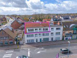 In een kleinschalig gebouw, centraal gelegen in het hart van Putte-Kapellen en op wandelafstand van alle voorzieningen, bevindt zich dit ruime appartement (110 m²) op de tweede verdieping.<br /><br />De indeling is als volgt: via de inkomhal betreedt u de gezellige en lichtrijke woonkamer, ingedeeld in een eet- en zithoek, met directe toegang tot het aangename terras. De mooie keuken is uitgerust met de nodige toestellen en biedt voldoende opbergruimte.<br /><br />De badkamer is ingericht met een inloopdouche, een dubbel lavabomeubel en een handdoekradiator. Het toilet bevindt zich apart. Verder beschikt het appartement over twee volwaardige slaapkamers en een praktische berging met aansluitingen voor wasmachine en droogkast.<br /><br />Garagebox verplicht mee aan te kopen aan € 20.000.<br /><br />Troeven van dit appartement:<br /><br />Centrale ligging nabij openbaar vervoer, winkels, scholen en autostrade<br />Elektriciteit conform<br />Volledig instapklaar<br />Ideaal als investering of opbrengsteigendom<br /><br />Voor meer informatie of het plannen van een bezichtiging, neem contact op via 03 568 03 03 of info@vastgoed03.be