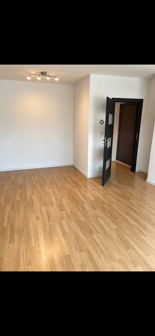 <p>TE KOOP – Gerenoveerd appartement met 3 slaapkamers in Kapellen</p><p>Vraagprijs: € 298.000</p><p>📍 Grensstraat 6/3, 2950 Kapellen</p><p>Op zoek naar een ruim en modern appartement met drie slaapkamers? Dit appartement in Kapellen werd gerenoveerd in 2021 en combineert een eigentijdse uitstraling met een praktische indeling en aangenaam wooncomfort.</p><p>Modern en comfortabel wonen</p><p>De lichtrijke leefruimte met grote ramen, warme houttinten en stijlvolle donkere binnendeuren zorgt voor een verzorgde en moderne uitstraling.</p><p>De ingerichte keuken beschikt over moderne, donkere kasten, een houten werkblad en ingebouwde toestellen. De badkamer is hedendaags afgewerkt met grijze tegels, een ruime inloopdouche en een handdoekradiator.</p><p>Indeling en troeven</p><p>* Renovatie uitgevoerd in 2021<br />* 3 slaapkamers<br />* Lichtrijke leefruimte<br />* Moderne, ingerichte keuken met ingebouwde toestellen<br />* Hedendaagse badkamer met inloopdouche<br />* Praktische inkomhal en bergruimte<br />* Onderhoudsvriendelijke vloerafwerking</p><p>Technische informatie</p><p>* Adres: Grensstraat 6/3, 2950 Kapellen<br />* Bouwjaar gebouw: 1964<br />* Renovatie: 2021<br />* Verwarming: condensatieketel uit 2013<br />* Vraagprijs: € 298.000<br />* Volgens de beschikbare informatie zijn er geen geplande renovaties aan het dak of de gevel.</p><p>Interesse?</p><p>Dit gerenoveerde appartement is een interessante opportuniteit voor wie op zoek is naar een ruime woonst met drie slaapkamers in Kapellen, geschikt voor eigen bewoning of als mogelijke investering.</p><p>Neem gerust contact op voor meer informatie of om een bezoek in te plannen.</p>