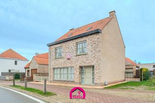 Te koop ruime woning met 4 slaapkamers, een ruime badkamer en een hypermoderne keuken. Deze woning beschikt over twee garages, een brede oprit en...