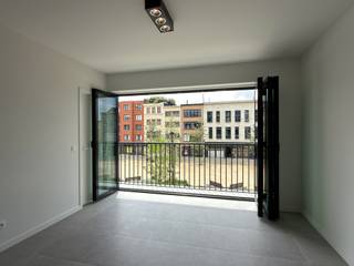Dit nieuwbouwappartement van ca 65 m² is gelegen in residentie “Groene Poort” met prachtig aangelegde binnentuin aan het Vetten Osplein te Antwerpen. Er zijn twee identieke appartementen beschikbaar te huur, waarvan één gelegen op de eerste verdieping en één op de tweede verdieping. Dankzij de centrale ligging geniet je van een vlotte bereikbaarheid en bevinden winkels, openbaar vervoer en dagelijkse voorzieningen zich in de nabije omgeving. <br /><br />Via de inkomhal met ingebouwde vestiairekast bereikt u de lichtrijke leefruimte met grote ramen in cascade en een open gevoel naar buiten toe. De open, volledig geïnstalleerde keuken sluit mooi aan op de leefruimte en werd afgewerkt met kwalitatieve materialen.<br /><br />Verder omvat elk appartement één slaapkamer met een geïntegreerde dressingkast en een moderne badkamer voorzien van lavabo en inloopdouche. Daarnaast is er een praktische berging met aansluiting voor een wasmachine en een apart toilet.<br /><br />De appartementen zijn uitgerust met energiezuinige vloerverwarming aangestuurd via een warmtepomp.<br />Bovendien beschikt elk appartement over een privatieve kelderberging.<br /><br />Gemeenschappelijke lasten: 120 Euro per maand. <br />Alle nutsvoorzieningen (warmtenet, elektriciteit en water) zijn privé op te nemen door de huurder.<br /><br />Onmiddellijk beschikbaar.<br />EPB nieuwbouw.