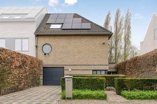Indeling: <br /><br />Gelijkvloerse verdieping: <br />- inkomhal (11 m²)  <br />- leefruimte met open keuken (63 m²)  <br />- tweede leefruimte met open keuken 2 (30 m²)  <br />- ruime gang met plaats voor vestiairekasten <br />- badkamer 1 (6 m²) <br />- slaapkamer 1 (12 m²) <br />- garage (21 m²) <br />- terras (40 m²) <br />- onderhoudsvriendelijke tuin met tuinhuis <br /><br />Eerste verdieping: <br />- ruime nachthal <br />- slaapkamer 2 (18 m²) <br />- slaapkamer 3 (20 m²) <br />- badkamer 2 met inloopdouche, ligbad en dubbele wastafel (10 m²) <br />- apart toilet <br />- badkamer 3 (4,5 m²) <br />- dressing (8 m²) <br />- slaapkamer 4 (12 m²) <br /><br />Tweede verdieping: <br />- slaapkamer 5 (20 m²) <br />- berging 1 (12 m²) <br />- berging 2 (10,5 m²) <br />- berging 3 (5 m²)<br /><br />Troeven: <br />- oprit met plaats voor 4 wagens <br />- mogelijkheid tot uitoefenen van vrij beroep <br />- kruipkelder onder de volledige woning <br />- uitbouw van 2015 <br /><br />Bent u geïnteresseerd in deze kangoeroewoning te koop in Wilrijk? Aarzel dan niet om contact met ons op te nemen. Wenst u uw eigendom ook te koop of te huur te stellen? We helpen u graag verder. Steeds tot uw dienst om u verder te helpen met al uw vragen over vastgoed! <br /><br />Bestuursmaatregelen in het maatregelenregister: nee