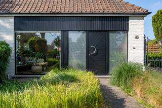 <p>Een heel gunstige oriëntatie, uitstekende ligging en omgeven door groen. Dit zijn slechts 3 van de vele troeven die deze woning biedt.</p>
<p>Van zodra u binnenkomt straalt de woning meteen rust en gastvrijheid uit. De inkomhal leidt u naar de eetgelegenheid die samen met de living een open en harmonieus geheel vormt. De keuken werd recent vernieuwd en in een modern jasje gezet. Via een gang passeert u de technische ruimte waar technieken netjes zijn geordend. Achteraan is er een polyvalente ruimte die verschillende invullingen kan krijgen (bureau, speelkamer, hobbyruimte,…) met een uitstekend zicht op de groene tuin. Parallel leidt een tweede gang u naar de badkamer, die net als de keuken vernieuwd werd, en een grote slaapkamer.</p>
<p>Het volledige gelijkvloers is zodanig ingedeeld dat elke ruimte geniet van natuurlijke lichtinval.</p>
<p>De trap brengt u naar de verdieping waar 3 ruime slaapkamers iedereen individuele rust kan gunnen om zo comfortabel de nacht in te gaan. Elke kamer is toegankelijk vanuit de nachthal en is zodanig ingedeeld dat daarin een ruim bureau kan worden georganiseerd.</p>
<p>Buiten: de oprit biedt plaats voor een 4-tal wagens. De woning is omgeven door een oogstrelende voortuin. In de grote achtertuin kan men helemaal ontstressen, maar hij biedt ook plaats om heel wat gasten te ontvangen bij een feestgelegenheid of simpelweg met vrienden of familie.</p>
<p>We helpen u graag ter plaatse met een gedetailleerde rondleiding.</p>
<p>Tel 09 274 15 53</p>
<p>Mail floris@cornelis-partners.be</p>