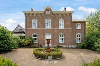 Voor meer info en foto’s, surf naar www.swevers.be<br /> – In Engelmanshoven, een rustig gehucht tussen Sint-Truiden en Heers, ontdek je deze karaktervolle hoeve op een perceel van ongeveer 79 are. Het herenhuis, gebouwd tussen 1875 en 1899 en deels gerenoveerd (o.a. dak), straalt geschiedenis uit met hoge plafonds, authentieke parketvloeren, sierlijsten en lambriseringen. De woning telt 486 m² bewoonbare oppervlakte met 6 ruime slaapkamers en een zolder met uitbreidingsmogelijkheden. De professionele keuken maakt het pand ook geschikt voor een kleinschalige horecazaak of traiteuractiviteit. Rondom geniet je van een uitgestrekte tuin, een gezellige binnenkoer en diverse stallingen die mogelijkheden bieden voor o.a. wellness, atelier of polyvalente ruimte (mits vergunning). Optioneel kan een aangrenzend weiland van 1 hectare 27 are worden bijgekocht, ideaal voor paardenliefhebbers of landbouwers. Gelegen nabij school, kinderopvang en horeca, en op korte afstand van Heers en Sint-Truiden. Voor meer informatie, bel 012 699 900. Bron bewoonbare oppervlakte: EPC – verslag.