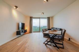 Op de 11e verdieping van de prestigieuze residentie LEFT in de bruisende Regattawijk op Linkeroever wacht een appartement dat alle...