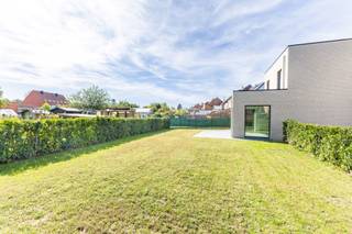 Ontdek deze net opgeleverde, <strong>centraal gelegen nieuwbouwwoning</strong> in Lebbeke, volledig klaar voor eerste bewoning. Alles is tot in de puntjes afgewerkt met oog voor <strong>kwaliteit</strong>: een prachtige keuken met veel opbergruimte, modern sanitair en een hedendaagse inrichting. Dankzij het uitzonderlijk lage <strong>E-peil van 9</strong> geniet u niet alleen van een uiterst energiezuinige woning, maar ook van een <strong>vrijstelling van de onroerende voorheffing gedurende de eerste vijf jaar</strong>. De combinatie van <strong>drievoudige beglazing</strong>, <strong>warmtepomp, vloerverwarming, zonnepanelen en ventilatiesysteem D</strong> maakt deze woning helemaal klaar voor de toekomst. Bovendien werd de woning getest op luchtdichtheid via een zogeheten <strong>blowerdoortest</strong>: dit garandeert warmtebehoud, meer wooncomfort én een lagere energiefactuur.<br />De <strong>leefruimte</strong> is ruim en lichtrijk, met grote ramen die uitkijken op de tuin. De volledig geïnstalleerde <strong>keuken</strong> vormt het hart van de woning en sluit naadloos aan bij de eet- en leefruimte, ideaal voor gezellige familiemomenten. Het gelijkvloers beschikt daarnaast over een <strong>grote berging</strong> met rechtstreekse toegang tot de straat, praktisch voor fietsen en extra opslag. Handig is ook dat de woning beschikt over <strong>twee aparte ingangen</strong>.<br />Op de verdieping bevinden zich <strong>drie ruime</strong>, lichtrijke <strong>slaapkamers</strong>. De master bedroom beschikt over een eigen <strong>badkamer</strong> met douche, terwijl de andere slaapkamers gebruikmaken van een <strong>tweede badkamer</strong> met ligbad en douche. Zowel boven als beneden is een <strong>apart toilet</strong> aanwezig. Buiten kan u genieten van een <strong>mooie tuin</strong>. Naast de woning is er <strong>parkeergelegenheid</strong>. De ligging is bovendien <strong>centraal</strong>, dichtbij winkels, scholen en openbaar vervoer. Deze woning combineert<strong> hedendaags comfort</strong> met een bijzonder lage energiekost en is volledig <strong>instapklaar</strong>. Enkel nog schilderen en u kan verhuizen. Een unieke kans voor wie op zoek is naar een <strong>moderne en duurzame thuis</strong>.<br />Prijs is excl. aansluitingskosten, registratie op de grond en 21% btw op de constructie.