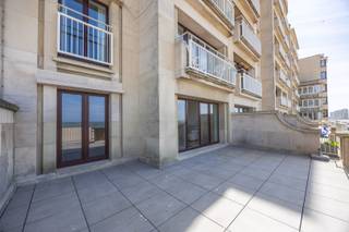 <strong>EXCLUSIEF 4-SLAAPKAMERAPPARTEMENT MET GROOT TERRAS OP DE ZEEDIJK</strong><br /><br />Op het mooiste stukje van de promenade bevindt zich dit uitzonderlijk ruime appartement met een topligging en een prachtig uitzicht op zee. <br />Het appartement beschikt over een lichtrijke woonkamer met directe toegang tot het terras. Er is een volledig ingerichte keuken, die voorzien is van alle hedendaagse comfort. Verder zijn er vier volwaardige slaapkamers, waarvan één slaapkamer eveneens geniet van een prachtig uitzicht op zee.<br />Daarnaast beschikt het appartement over een ruime kelderberging en is er de mogelijkheid om een garagebox in het gebouw te huren, een absolute meerwaarde op deze toplocatie.<br />Dit is een zeldzame opportuniteit voor wie op zoek is naar een ruim appartement met comfort op een van de meest gegeerde locaties.<br /><br /><strong>Praktische informatie: </strong>
<ul>
<li>Onmiddellijk beschikbaar</li>
<li>Garagebox te huur in het gebouw: €160 per maand</li>
<li>Provisie op vaste kosten: €200 per maand</li>
<li>Oppervlakte appartement: 138 m²</li>
<li>EPC: label B</li>
</ul>