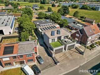 Uitzonderlijke eigendom met loods, verhuurd appartement en luxueuze woning in Deerlijk! Deze uitzonderlijke villa in Deerlijk combineert wonen, werken en investeren op een unieke manier. Op een ruim perceel van ca. 1.800 m² omvat de eigendom een loods van ca. 400 m², een verhuurd appartement en een prachtige, luxueus afgewerkte woning met vier slaapkamers en twee badkamers. De woning onderscheidt zich door haar royale leefruimtes en grote glaspartijen die zorgen voor een overvloed aan natuurlijk licht en een prachtig groen zicht. De stijlvolle inrichting, warme houten accenten, open keuken met hoogwaardige apparatuur en gezellige woonkamer met ingebouwde haard creëren een bijzonder aangename woonbeleving. Ook buiten wordt het luxueuze karakter volledig doorgetrokken. De prachtig aangelegde en volledig private tuin beschikt over een verwarmd zwembad, meerdere terrassen en loungeplekken, een sfeervol tuinhuis met bar en lounge en een bijzonder loungepaviljoen. Een ideale omgeving om in alle rust te genieten of gasten te ontvangen. Daarnaast biedt de eigendom heel wat praktische troeven dankzij de ruime loods van ca. 400 m², voorzien van drie grote toegangspoorten. De zonnepanelen en goede isolatie dragen bij aan een energiezuinige en toekomstgerichte woning.Kortom, een bijzonder veelzijdige eigendom die een luxueuze woonbeleving combineert met ruime werk-, opslag- en investeringsmogelijkheden. Een zeldzame kans voor wie op zoek is naar comfort, privacy én functionaliteit op een toplocatie in Deerlijk. Voor meer informatie of een bezoek ter plaatse, contacteer ons via info@property-vastgoed.be of 056 96 08 00.