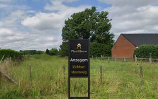 3 Ruime Villaloten in Anzegem – 6% BTW mogelijk. In Anzegem, langs de Vichtsesteenweg, bieden wij drie ruime villaloten aan in een nieuwe verkaveling.<br />De percelen hebben een oppervlakte van ca. 975 m² en zijn geschikt voor open bebouwing.<br />De bouwvoorschriften laten een gevelbreedte toe tot 13,5 meter en een bouwdiepte tot 20 meter, waardoor u een royale gezinswoning of villa kan realiseren met maximale ontwerpvrijheid.<br />Een belangrijke troef is het verlaagde BTW-tarief van 6% bij afbraak en heropbouw (onder voorwaarden), wat bouwen vandaag financieel bijzonder interessant maakt.<br />Bouwvoorschriften en verdere informatie beschikbaar op aanvraag.<br />Interesse? Contacteer ons voor meer details of een bezoek ter plaatse.