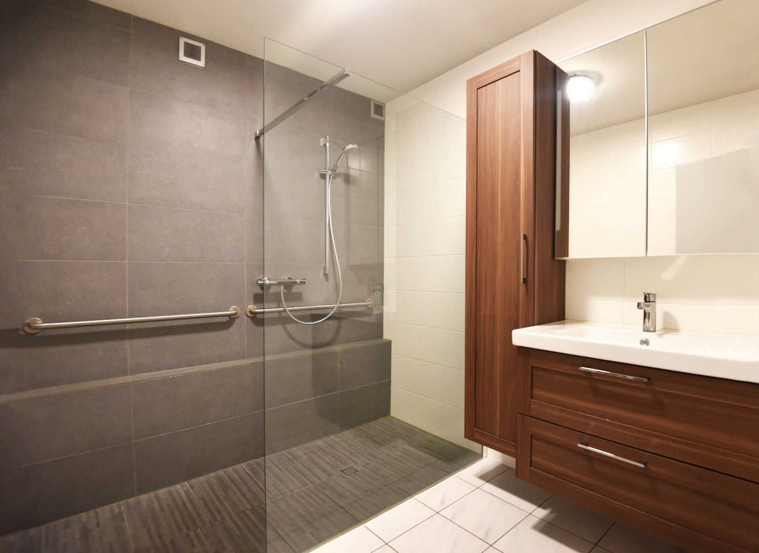 Ruim appartement met 2 slpks en ondergrondse autostaanplaats - foto 5