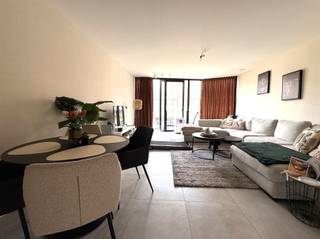 <p><span>Recent appartement in hartje centrum Dendermonde</span></p><p><span> </span></p><p><span>Dit recente, zeer lichtrijk appartement is echt een topper !</span></p><p><span>Gelegen op de eerste verdieping van een kleinschalig gebouw en met zich op de Oude Vest is dit unieke appartement een plaatje.</span></p><p><span> </span></p><p><span>Het project is opgetrokken in de beste materialen met oog voor klasse.</span></p><p><span> </span></p><p><span>Via een inkomhal met vestiairekast komt u in de ruime lichtrijke living met wijds uitzicht over de Oude Vest dmv een grote raampartij. De compleet ingerichte open luxueuze keuken is uitgerust met een kookeiland en kwaliteitsvolle toestellen zijn uiteraard allemaal voorzien (dampkap, fornuis, koelkast, combi-oven en vaatwasser). Een grote berging/wasplaats is aangrenzend aan de keuken. De slaapkamer situeert zich achteraan, evenals de aangrenzende badkamer met inloopdouche en badmeubel. Het toilet is separaat van de badkamer. Een zonneterras vindt u aan achterzijde van het gebouw.</span></p><p><span> </span></p><p><span>Verwarming wordt geleverd d.m.v. vloerverwarming.</span></p><p><span> </span></p><p><span>Beschikbaarheid</span><span>: 01/12/2026 | Gemeenschappelijke kosten: slechts € 30 per maand</span></p><p><span> </span></p><p><span>Grote troeven</span><span>: ligging, lichtinval door grote glaspartijen, uitzicht, kwaliteitsvolle materialen en een zeer laag verbruik van verwarming</span></p><p><span> </span></p><p><span>Inlichtingen of een bezoek ter plaatse contacteer Immo Twins 052/55.55.55 of info@immotwins.be</span></p><p><span> </span></p>