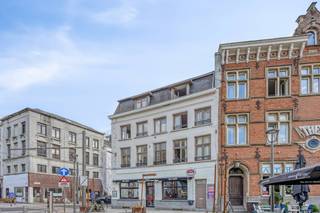 Cette maison de commerce avec des opportunités de projets à vendre dans le centre d'Anvers a une surface habitable de pas moins de 340 m² et offre donc diverses opportunités de développement. <br />Il est actuellement divisé en un rez-de-chaussée commercial et trois appartements.<br /><br />Le centre-ville et les autres principales routes d'accès se trouvent à proximité, ce qui garantit l'accessibilité. <br /><br />Disposition actuelle :<br />- Rez-de-chaussée : espace commercial<br />- Premier étage : appartement<br />- Deuxième étage : appartement<br />- Troisième étage : appartement<br /><br />Détails :<br />- différentes options de projet<br />- emplacement central au cœur d'Anvers<br /><br />Le bâtiment est proposé à la vente au prix demandé de 649 000 euros.<br /><br />Vous êtes intéressé par un appartement ou une maison à vendre à Anvers ? N'hésitez pas à nous contacter. <br />Si vous souhaitez vendre votre propre propriété, veuillez nous contacter pour une estimation gratuite, par téléphone au 03/206.76.76 ou par e-mail à antwerpen@dewaele.com.<br /><br />Vous pouvez également toujours vous adresser à nous pour toutes autres questions concernant l'immobilier !<br /><br />Registre des mesures: en cours de demande