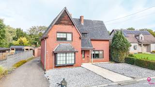 <p>Bij ImmoFusion 7/7 “open huis” : klik op onze 3D-TOUR.</p>
<p>Deze karaktervolle open bebouwing uit 1961 werd recent volledig en met veel zorg gerenoveerd. Het resultaat is een bijzonder nette, lichtrijke woning waarin het originele karakter mooi gecombineerd wordt met een moderne, frisse uitstraling. Zodra je de woning binnenstapt, voel je meteen de warmte en gezelligheid die deze plek uitstraalt – een echte thuis.<br /><br /></p>
<p>Binnenin zorgt de doordachte renovatie voor hedendaags comfort zonder in te boeten aan charme. De landelijke keuken is volledig geïnstalleerd en uitgerust met een ingebouwde koelkast, vaatwasmachine en oven. Deze keuken is niet alleen praktisch, maar ook een sfeervolle plek om te koken en te vertoeven.<br /><br /></p>
<p>De badkamer is stijlvol afgewerkt en voorzien van een inloopdouche en een modern dubbel lavabomeubel. Alles is met zorg gekozen en professioneel geplaatst, waardoor de woning volledig instapklaar is.<br /><br /></p>
<p>In de tuin is er en superleuk overdekt terras aanwezig en geniet je hier van alle rust! Daarnaast is er ook een grote weide aanwezig, perfect voor dieren!<br /><br /></p>
<p>Pluspunten:</p>
<p>- zeer rustige ligging</p>
<p>- conforme elektrische keuring</p>
<p>- centraal gelegen tussen Beringen, Zolder, Heusden en Zonhoven</p>
<p>- een perceel van maar liefst + 23 are groot!</p>
<p>- 3 ruime slaapkamers</p>
<p>- mooi karakterhuis</p>
<p>- grote voortuin en veel parking</p>
<p>- zolderruimte</p>
<p>- niet ver van het centrum en toch zeer rustig<br /><br /></p>
<p>Voor een bezichtiging ter plaatse of meer info, bel ons op 078/78.78.70, of kom gewoon binnen op ons kantoor, steeds welkom!</p>