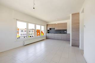<p><span>Uitzonderlijk investeringsvastgoed te koop op toplocatie!</span></p><p><span>Dit appartementsgebouw is gelegen in een residentiële buurt in Destelbergen.</span></p><p><span>Het gebouw omvat 3 units, 1 appartement op het gelijkvloers, 1 op de eerste verdieping en 1 op de tweede verdieping; en een aparte garagebox.</span></p><p><span>Alle appartementen bevatten 2 slaapkamers, een ingerichte keuken en badkamer, een lichtrijke woonkamer en inkomhal.</span></p><p><span>De appartementen op het gelijkvloers en de eerste verdieping zijn verhuurd. Het appartement op de tweede verdieping staat klaar voor herverhuur.</span></p><p><span>Het gebouw is goed onderhouden, en is in goede staat! In elk appartement is er individuele verwarming op aardgas, en HR-glas aanwezig.</span></p><p><span>Ook interesse in deze unieke kans? Contacteer ons voor meer informatie en om uw bezoek te plannen.</span></p><p><span>Si in aanvraag; EPC 230, uc 1046357; EPC 263, uc 1831755; EPC 352, uc 2713940; </span></p><p><span>P-score A; G-score A; </span><span>Bestuursmaatregelen in het maatregelenregister: nee.</span></p><p><span> </span></p><p><span> </span></p>