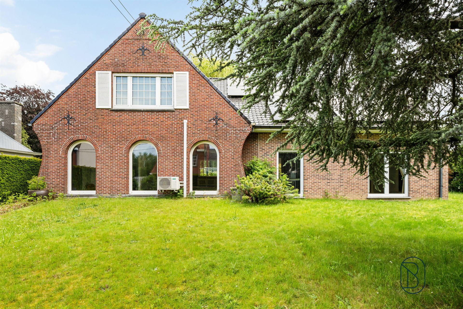 Grote degelijke villa met zonnepanelen en prachtige tuin. - foto 2