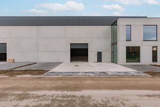 Ontdek het gloednieuwe KMO-project Gruuthuse in Oostkamp.<br /><br />Dit modern bedrijvenproject bevindt zich op een strategische locatie in het hart van West-Vlaanderen. <br />De laatste afwerkingswerken zijn volop aan de gang. <br />Ideaal voor ondernemingen die nood hebben aan extra ruimte of op zoek zijn naar een interessante investering.<br />De kmo-units in Oostkamp bevinden zich op een uitstekende locatie in de nabijheid van de grote steden zoals Brugge en Gent , waardoor ze kunnen bijdragen aan een bloeiende economische omgeving die tal van zakelijke kansen bieden.<br /><br /><br />Troeven: <br />* Toplocatie nabij Brugge en Gent - vlotte verbinding met de E40 en E403 <br />* Duurzame BEN gebouwen <br />* Casco oplevering met een oppervlakte van 916 m² <br />* Vrije hoogte van 10 meter<br />* Aparte kantoorruimte<br />* 2 verdiepen<br />* Mogelijkheid tot diverse optiepakketten<br />* 5 parkeerplaatsen<br />* Industriële, gepolierde gewapende betonvloer<br />* Lichtstraat in meerwandige polycarbonaatplaten met aluminium profielen<br />* Aluminium schrijnwerk met elektronische sectionale poort<br /><br />Onmiddellijk beschikbaar of beschikbaar op zeer korte termijn!<br /><br />Interesse?<br />Contacteer Simon via 0498 12 37 08 of mail naar simon@vicusvastgoed.be