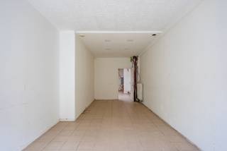 Te renoveren woning (commerciële ruimte op het gelijkvloers) en woongedeelte op het eerste en tweede verdiep.<br /><br />De woning valt heden onder een herstelvordering. Verdere info via info@accentvastgoed.be