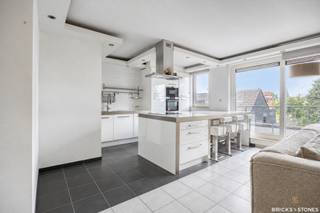 Located on Van Praetlei in Merksem, this well-maintained apartment occupies the top floor of the building. Its excellent location, within walking distance of the lively Bredabaan, offers easy access to a wide range of shops, restaurants, public transport and everyday amenities.<br /><br />The entrance hall with cloakroom leads into the spacious living area, where a gas fireplace creates a warm and inviting atmosphere. Adjacent is the fully fitted kitchen, equipped with all necessary appliances. The kitchen provides direct access to the pleasant rooftop terrace.<br /><br />The apartment offers two full-sized bedrooms. The master bedroom features an en-suite bathroom with a double washbasin, shower and bathtub. In addition, there is a separate laundry room with connections for a washing machine and dryer. A separate toilet completes the apartment.<br /><br />A comfortable apartment offering a practical layout, quality finishes and a pleasant terrace in a convenient location in Merksem.<br /><br />Suitable for a maximum of 3 occupants and available immediately.
