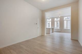 Gelegen in een rustige buurt nabij de Louizalaan, biedt dit prachtige één-slaapkamerappartement modern wooncomfort met een vleugje luxe. Het maakt deel uit van een stijlvol en volledig vernieuwd gebouw (totaalrenovatie in 2024-2025) met hoge plafonds en een prachtige inkomhal.<br /><br />De lichte leefruimte met open keuken en centraal keukeneiland creëert een aangename en stijlvolle leefomgeving. De slaapkamer is ruim en comfortabel, met een aansluitende badkamer voorzien van een inloopdouche en aansluitingen voor was-en droogmachine. Het appartement beschikt over een apart gastentoilet en een privatieve kelder. <br /><br />Dankzij de centrale ligging, hoogwaardige afwerking en doordachte renovatie is dit appartement instapklaar en combineert het modern comfort met een uitstekende ligging in hartje Elsene.<br /><br />Extra troeven:<br />- EPC-label C: energiezuinig en conform de huidige normen<br />- Lage algemene kosten<br />- Instapklaar en hoogwaardige kwalitatieve afwerking<br /><br />Voor meer informatie: laura@immoaccenta.be