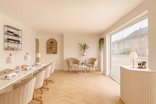 Dit energiezuinige, moderne nieuwbouwproject omvat 14 lichtrijke & ruime doorloopappartementen met elk een eigen zonneterras/tuin en 1, 2 of 3 slaapkamers.<br />De oppervlaktes v/d appartementen variëren tussen 70m² en 97m².<br />Op het gelijkvloers bevindt zich ook een handelsruimte met maximale visibiliteit (= grote etalage).<br />Achterliggend bevinden zich 20 parkeerplaatsen.<br />Dit woonproject bevindt zich op een <strong>TOPLOCATIE te St-Andries</strong>, nl. op wandelafstand van alle faciliteiten (o.a. winkels, openbaar vervoer, invalswegen, scholen, Brugge centrum, Tilleghem bos, Koude Keuken...).<br /><br /><strong>*HANDELSGELIJKVLOERS*</strong> met uitstekende visibiliteit langs commerciële invalsweg!<br />Oppervlakte: 40m<sup>2</sup>.<br />Handelsruimte (ideaal voor winkel, bureau, vrij beroep) met eigen ingang, berging en toilet.<br />Het appartement kan afgewerkt worden naar uw smaak! <br /><br />Aan de achterzijde van het gebouw bevinden zich 20 staanplaatsen.<br />Elk appartement dient een staanplaats aan te kopen.<br />Tevens is er ook een fietsenstalling achteraan het gebouw.<br />Daarnaast kan er ook een kelderberging aangekocht worden.<br /><br />De appartementen worden uiterst energiezuinig gebouwd (E-peil 30) en voorzien van o.a.: superisolerend dubbel glas, zonnepanelen, warmtepomp, vloerverwarming, ventilatiesysteem,...<br />Er zijn ook 2 liften voorzien in het gebouw.<br /> <br />Kortom: trendy en kwalitatieve appartementen, afgewerkt op uw maat, waar u zorgeloos kan genieten! <br /><br />Prijs handelsgelijkvloers: 200.000 EUR (excl. kosten).<br />Prijs staanplaats: 20.000 EUR (excl. kosten)<br />Prijs kelderberging: 5.000 EUR (excl. kosten)<br />Verkoop onder BTW-stelsel.<br />! Mogelijkheid tot 6% btw indien voldaan wordt aan de voorwaarden !