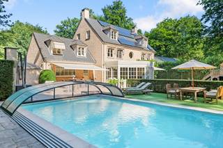 Op zoek naar een woning waar ruimte geen compromis is?<br />Deze villa combineert royale leefruimtes met een praktische indeling en een prachtig aangelegde tuin met zwembad.<br /><br />De leefruimte geniet van veel natuurlijk licht en sluit aan op de ruime leefkeuken en veranda, waardoor er een aangename verbinding ontstaat tussen binnen en buiten. Daarnaast beschikt de woning over een afzonderlijk bureau, ideaal voor thuiswerk of een vrij beroep.<br /><br />Op de eerste verdieping bevinden zich drie ruime slaapkamers. De master bedroom beschikt over een dressing en een eigen badkamer. Daarnaast is er een tweede, vernieuwde badkamer aanwezig.<br /><br />De ingerichte zolderverdieping biedt tal van mogelijkheden en kan perfect dienstdoen als extra slaapkamer, hobbyruimte, speelkamer of fitness.<br /><br />Buiten geniet u van een volwassen tuin met verschillende terrassen, een zwembad van 9 x 4 meter en voldoende privacy. De dubbele inpandige garage, carport en ruime oprit zorgen bovendien voor voldoende parkeergelegenheid.<br /><br />Een comfortabele gezinswoning op een rustige locatie, met alle ruimte om te wonen, werken en ontspannen.<br /><br />Informatieplicht VCRO:<br />Vg - Wp - Gmo - Gvkr - Gvv<br /><br />Informatieplicht Waterinfo:<br />P-score: A<br />G-score: A
