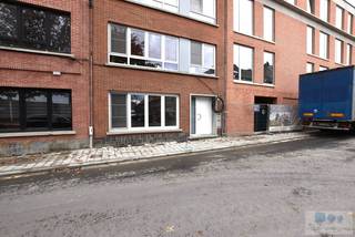 Gelijkvloers appartement van 83 m² met 1 ruime slaapkamer en tuin op strategische locatie vlakbij centrum Lier.<br /><br />De centrale ligging maakt dat winkels, scholen en openbaar vervoer binnen handbereik zijn alsook is het stadscentrum vlot bereikbaar. Verder is er een vlotte verbinding met de invalswegen voor woon-werkverkeer.<br /><br />We betreden het appartement langs de gezamenlijke inkomhal. Via hier komen we in de privatieve inkomhal met connectie naar de geriefelijke berging/wasplaats, uitgeruste keuken met toegang naar de tuin, één zeer ruime slaapkamer, een badkamer voorzien van douche en toilet en tot slot in de ruime lichtrijke leefruimte met aanpalend eetplaats.<br />Verder biedt de keuken ook de mogelijkheid tot het plaatsen van een extra ijskast en diepvriezer. <br /><br />Het appartement geniet een EPC label C en een hoogrendementsketel van 2023. <br /><br />Kleinschalig gebouw met maar 3 entiteiten dus geen syndicus én lage gemeenschappelijke kosten. <br /><br />Tot slot is er in de straten rondom voldoende openbare parkeergelegenheid aanwezig.<br /><br />Wenst u graag een bezoek aan dit appartement? Plan dan nu alvast uw afspraak in!