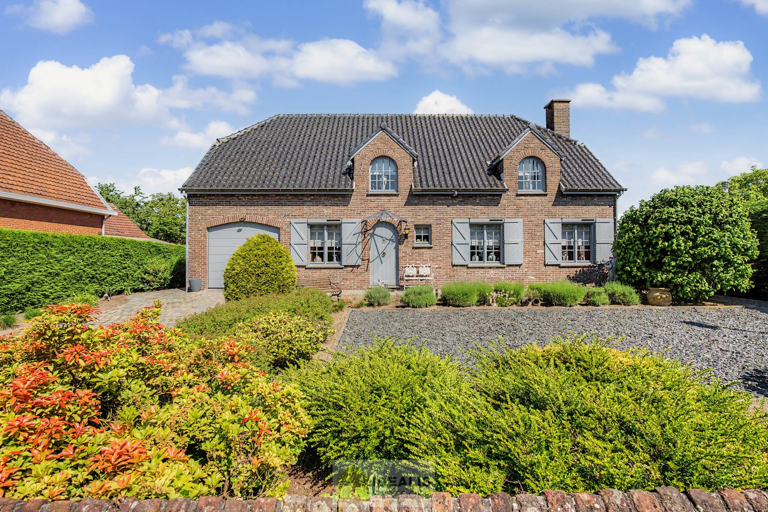 KARAKTERISTIEKE GEZINSWONING OP WANDELAFSTAND VAN HET CENTRUM VAN PEER MET WOONKAMER, GOED UITGERUSTE KEUKEN, BADKAMER, BUREAU, MOGELIJKHEID TOT MAAR LIEFST 4 SLAAPKAMERS EN EEN INPANDIGE GARAGE MET SECTIONALE POORT! - De woning omvat +-204m² bewoonbare o - foto 5