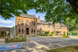 In het hart van Diepenbeek ligt het karaktervolle klooster ‘Royer Heide’. Deze site, met een commerciële oppervlakte (ca 1.450 m²) (multi-functionele invulling) op 1ha32a met parkeermogelijkheden, biedt een uitzonderlijke kans voor wie op zoek is naar een veelzijdig vastgoedproject.HISTORIEK:Het klooster vervulde decennialang een belangrijke rol (onderwijs, zorg en religieus leven) binnen de gemeenschap. De oorspronkelijke pastorij werd gebouwd in 1938 en in 1968 uitgebreid. Dankzij de solide bouw en duurzame structuur zijn er tal van mogelijkheden voor herontwikkeling. Hoewel het pand geen beschermd erfgoed is – wat flexibiliteit in herbestemming biedt – wordt sterk aangeraden om de gevel te behouden, om zo de architecturale waarde en het unieke karakter te bewaren.INTERESSE? Catherine Colson | catherine.colson@dewaele.com | T: 0475/85.10.04INDELING: (plannen beschikbaar op kantoor)4 verdiepingen, verbonden door lift en centrale traphal- kelderverdieping: opslagruimte en multifunctionele kamers- 2 verdiepingen: multifunctionele ruimtes- ruime zolder: multifunctionele ruimtesUitgestrekte tuin en parkeermogelijkheden. Totale opp: 1ha32aBESTEMMINGSMOGELIJKHEDEN:Volgens de gemeente Diepenbeek ligt de site in woongebied en parkgebied. Studentenhuisvesting is uitgesloten, maar herbestemming naar onder meer commerciële invulling, wonen, toerisme, zorg, .... is mogelijk.Commerciële invulling: praktijkruimte, horeca, kantoren of andere commerciële activiteiten.Zorg- en gemeenschapsprojecten: zorgcentrum, culturele initiatieven, ....Toerisme: boetiekhotel, B&B of vakantieverhuur, ...Wonen: ontwikkeling naar appartementen, cohousingproject, sociaal wonen, ....Alle relevante stukken (plannen, attesten, ....) kunnen opgevraagd worden.