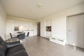 Deze knappe assistentiewoning omvat een ruime leefruimte, voorzien van een zonnig terras, en een volledig geïnstalleerde keuken.Deze keuken beschikt...