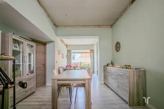 Rijwoning met ruime tuin, uitweg met garage en uitbreidingsmogelijkheden.STARTPRIJS: Elk bod boven deze startprijs, wordt voorgelegd aan de eigenaars, die al dan niet kunnen in gaan op dit aanbod.Deze gezellige rijwoning is ideaal gelegen op korte afstand van de zee, winkels, scholen en het openbaar vervoer.De woning beschikt over een lichtrijke leefruimte met aansluitend de leefkeuken met handige berging en wasplaats en zicht op de terrassen en de tuin.Op de verdieping bevinden zich de badkamer en 2 ruime slaapkamers, via de vaste trap bereikt u de zolder, die eenvoudig kan worden ingericht tot extra slaap-of hobbykamer.Buiten geniet u van een ruime, zonnige tuin. Achteraan de tuin is er een handige uitweg naar de achterliggende straat, waar ook de garage bevindt. Dit zorgt voor een vlotte bereikbaarheid en extra comfort!Dankzij het aanwezige potentieel is deze woning ideaal voor handige doe-het-zelvers, investeerders of kopers die op zoek zijn naar een renovatieproject met toekomst!De hoge epc score is te wijten aan de pellet kachel, dit is makkelijk op te lossen door het plaatsen van gas radiatoren. Contacteer Regine voor een bezoek ter plaatse:0493 11 20 50regine@correctvastgoed.beWij verzorgen ook de schatting van uw woning. Bel voor meer info!Vanaf heden kunt u gebruik maken van onze online schattingstool om de waarde van uw woning helemaal vrijblijvend na te gaan.👉 https://www.correctvastgoed.be/schatting