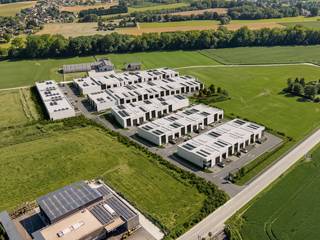 ONTDEK BUSINESS PARK GEORGES TIJDENS ONZE OPENDEURDAGEN
Meer informatie via zabra.be/georges.
Deze KMO-unit bevindt zich in Business Park Georges, een gloednieuw bedrijvenpark in Saint-Georges-sur-Meuse, vlak bij de E42 tussen Luik en Namen. Dankzij de strategische ligging geniet je van een uitstekende bereikbaarheid en een vlotte verbinding naar de belangrijkste economische centra van Wallonië.
De unit heeft een oppervlakte van 177 m² en beschikt over 2 privatieve parkeerplaatsen. Dankzij het raam op het gelijkvloers geniet je van extra lichtinval en een professionele uitstraling. Bovendien biedt de vrije hoogte van 5,65 meter tal van mogelijkheden voor stockage, een atelier of een bedrijfsruimte op maat van jouw onderneming.
Troeven:
• gelegen in een nieuw bedrijvenpark vlak bij de E42 Luik-Namen
• 177 m² bruikbare ruimte
• raam op het gelijkvloers voor extra lichtinval
• 2 privatieve parkeerplaatsen
• mogelijkheid tot mezzanine
• interessant voor eigen gebruik of investering
Bezoek Business Park Georges tijdens één van onze opendeurdagen of contacteer ons voor meer informatie op het nummer 0472 89 60 18. Onze vertegenwoordigers staan je graag te woord.
