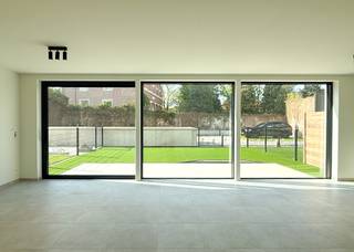 Ontdek dit moderne gelijkvloers appartement, waar comfort, licht en energiezuinig wonen perfect samenkomen.<br /><br />Indeling: inkom, berging, apart toilet, badkamer met inloopdouche, lavabomeubel en handdoekradiator, ruime woonkamer met open keuken en 2 comfortabele slaapkamers.<br /><br />Buiten: privatieve, omheinde tuin.<br /><br />Parkeren &amp; berging: ondergrondse autostaanplaats en privatieve berging met elektriciteit inbegrepen in de huurprijs.<br /><br />Afwerking: volledig geschilderd opgeleverd, voorzien van armaturen, gordijnrails en lichte deuren.<br /><br />Duurzaam &amp; energiezuinig: verwarming via geothermie en zonnepanelen per appartement, E-peil = 20.<br /><br />Algemene onkosten: 85 euro / maand<br /><br />Benieuwd naar dit project? Neem contact met ons op voor meer informatie of een rondleiding:<br />03/775.44.10<br />info@immo-jet.be