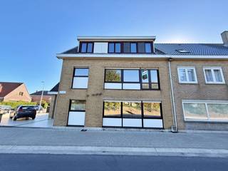 Dit instapklare appartement is gelegen op de 1ste verdieping van een kleinschalig gebouw te Bredene. Het appartement beschikt over: inkomhall met...