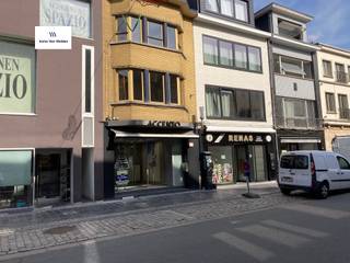 Klassevol winkelpand in Oudenaarde:Ontdek deze unieke kans om een klassevol winkelpand te huren in het hart van Oudenaarde. Met een centrale ligging biedt dit pand een uitstekende zichtbaarheid en toegankelijkheid voor potentiële klanten.Kenmerken:Sanitair en Kitchenette: Het pand is voorzien van moderne sanitaire voorzieningen en een handige kitchenette, waardoor het ideaal is voor diverse commerciële activiteiten.Opslagruimte in Kelder: Profiteer van extra opslagruimte in de kelder, waardoor u voldoende plaats hebt om voorraden op te slaan en uw winkel efficiënt te beheren.Onmiddellijk Beschikbaar: Start uw onderneming zonder vertraging, aangezien het pand onmiddellijk beschikbaar is.Locatie:Gelegen in het levendige Oudenaarde, bevindt het pand zich te midden van winkels, restaurants en andere lokale voorzieningen. De ideale plek om uw bedrijf te laten groeien.Voor meer informatie of om een bezichtiging te regelen, neem gerust contact met ons op. Dit is uw kans om een succesvolle onderneming te beginnen in een aantrekkelijk en goed uitgerust winkelpand.Wacht niet langer en grijp deze unieke kans!