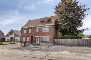 Semi-detached house with 3 rooms for sale in Ooigem. The house is located on a plot of approximately 965m² and enjoys a convenient location. Already...