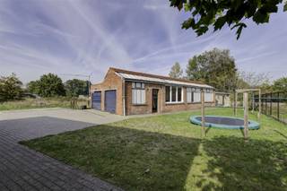 <p>Deze gerenoveerde woning met maar liefst 5 slaapkamers en ruim bijgebouw (+/- 195 m2), is gelegen nabij het centrum van Nijlen.</p><p>Op de gelijkvloerse verdieping bevinden zich een ruime leefruimte met open keuken, een badkamer met douche, een apart toilet, een slaapkamer, een inkomhal, een bering en een polyvalente ruimte die kan ingericht worden als praktijkruimte of bureau. Hier kan indien gewenst ook een aparte ingang gecreëerd worden. <br />Er is ook nog een tussenverdieping waar een badkamer met bad en toilet voorzien is. <br />Op de eerste verdieping geeft de nachthal, die voorzien is van inbouwkasten, toegang tot vier slaapkamers. Op de tweede verdieping is nog een ruimte die als speelkamer of leeshoek kan ingericht worden. <br />De woning beschikt verder nog over een droge kelder. <br />In de tuin is een ruim bijgebouw aanwezig met tal van mogelijkheden. Ideaal voor de kleine zelfstandige, of iemand die een atelier of hobbyruimte wenst te creëren.</p><p>Maak snel uw afspraak om het potentieel van deze eigendom te ontdekken. Bel: 0486 63 14 65</p>