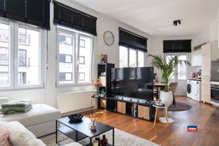 <p><span>WILRIJK | INSTAPKLAAR HOEKAPPARTEMENT MET TWEE SLAAPKAMERS GELEGEN OP DE EERSTE VERDIEPING VAN EEN KLEIN GEBOUW ZONDER LIFT | EPC B |</span></p><p><span>Indeling als volgt: inkomhal - woonkamer op parket met moderne, geïnstalleerde open keuken - apart toilet - badkamer met douche en lavabomeubel - 2 slaapkamers.</span></p><p><span>Prima afwerking en conforme elektriciteit.</span></p><p><span>Gemeenschappelijke kosten bedragen </span><span>jaarlijks</span><span> 335 euro (blokpolis)</span></p><p><span>Alle nutsvoorziening zijn individueel. Fietsenstalling op het gelijkvloers.</span></p><p><span>Centrale ligging in de onmiddellijke omgeving van winkels, scholen en openbaar vervoer.</span></p>