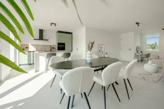 Hof Teghelrie is een nieuwbouwverkaveling gelegen in het landelijke Ramskapelle, een deelgemeente van de populaire kustgemeente Nieuwpoort. Er wordt enorm ingezet op hernieuwbare energie door middel van zonnepanelen, vloerverwarming en warmtepompen. De woning wordt wind en waterdicht afgewerkt en vanaf verkoop in samenspraak met de klant verder afgewerkt, zo kan ieder zelf zijn inrichtingen kiezen.<br /><br />De woning werd op plan ingedeeld als volgt:<br />Inkom, toilet, lichtrijke leefruimte, open keuken met bergingen zuidgerichte tuin. Op het verdiep zijn er 3 slaapkamers en 1 badkamer met zowel bad als douche. Als laatste is er ook nog een zolder met een oppervlakte van 28,20 m². <br /><br />Verplicht aan te kopen staanplaats met carport is niet in de prijs inbegrepen (€ 17.000 ex. kosten). <br /><br />Opp. woning: 168 m²<br />Opp. perceel: 248 m²