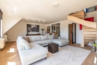 <strong>Duplex appartement met twee terrassen en ondergrondse staanplaats in het centrum van Schilde</strong><br /><br /><strong>Instapklaar duplex appartement</strong> met een <strong>doordachte indeling, veel natuurlijke lichtinval en twee zonnige terrassen</strong>, ideaal gelegen in <strong>het hart van Schilde.</strong><br /><br />Via de inkomhal betreedt deze verzorgde duplex, waar hedendaags wooncomfort en een praktische indeling hand in hand gaan. De <strong>lichtrijke leefruimte met open keuken</strong> vormt het centrale hart van de woning en biedt een aangename verbinding met het eerste terras. Dankzij de <strong>twee slaapkamers met elk een eigen douchekamer</strong> is dit appartement bovendien bijzonder comfortabel en functioneel.<br /><br />De eerste verdieping:<br />een <strong>inkomhal</strong> met<strong> ingemaakte vestiairekasten</strong>,<br />een <strong>apart gastentoilet</strong>,<br />een lichtrijke <strong>leefruimte met airconditioning</strong>,<br />een <strong>volledig ingerichte keuken</strong>,<br />een <strong>praktische berging/wasplaats</strong> aansluitend aan de keuken,<br />toegang tot het <strong>eerste aangename terras </strong>via de leefruimte,<br />een <strong>eerste slaapkamer met airconditioning</strong>,<br />een <strong>ensuite douchekamer </strong>met wastafel.<br /><br />De tweede verdieping:<br />een ruime <strong>tweede slaapkamer met airconditioning</strong>,<br />een ensuite <strong>douchekamer met wastafel</strong>,<br />rechtstreekse toegang tot een <strong>ruim en zonnig dakterras</strong>.<br /><br />De terrassen:<br />een <strong>eerste terras aansluitend aan de leefruimte</strong>, ideaal om buiten te genieten,<br />een ruim <strong>tweede dakterras bereikbaar vanuit de slaapkamer</strong> op de bovenverdieping (tegels worden geraangelegd),<br /><br />Algemeen:<br /><strong>instapklaar duplex appartement</strong> op een <strong>centrale ligging</strong>,<br /><strong>airconditioning in de leefruimte en beide slaapkamers</strong>,<br /><strong>twee volwaardige slaapkamers</strong>, elk <strong>met een eigen douchekamer</strong>,<br /><strong>ondergrondse autostaanplaats en privatieve kelderberging </strong>aan te kopen voor € 25.000,<br />maandelijkse gemeenschappelijke kosten van ca. € 200.<br /><br />Een verzorgd en <strong>instapklaar duplex appartement dat comfort en een centrale ligging moeiteloos combineert. </strong>De <strong>twee terrassen</strong>, de <strong>slaapkamers met ensuite douchekamers </strong>en de <strong>ondergrondse staanplaats </strong>maken dit een bijzonder aantrekkelijke woonst voor wie op zoek is naar <strong>zorgeloos wonen in het centrum van Schilde.</strong>