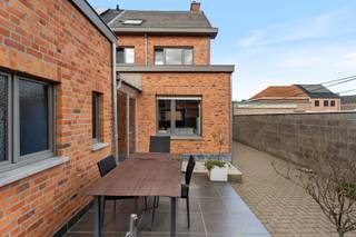 <p><strong>Lichtrijk Wonen met Sfeer, Ruimte en Toekomstpotentieel</strong><br /><strong>Richtprijs €415.000 – Beschikbaar vanaf akte</strong></p><p><strong>Wonen met licht & hoogte</strong><br />Binnenkomen doe je in een leefruimte met <strong>hoge plafonds</strong> en royale lichtinval; de <strong>pelletkachel</strong> zorgt voor sfeer op koude dagen. De <strong>open keuken (2017)</strong> sluit naadloos aan op de eetruimte—ideaal voor wie graag kookt en ontvangt. Dankzij de <strong>zuid-west georiënteerde achtergevel</strong> geniet je tot ’s avonds laat van de zon.</p><p><strong>Comfort op elk niveau</strong><br />Elk verdiep beschikt over een <strong>eigen badkamer met bad-douchecombinatie en toilet</strong>—in totaal <strong>drie toiletten</strong>. De woning werd <strong>licht gerenoveerd in 2005</strong>, de <strong>gevel gezandstraald in 2020</strong>: fris, verzorgd en meteen bewoonbaar.</p><p><strong>Slaap- & werkruimte met opties</strong><br />Je telt <strong>drie ruime slaapkamers</strong>, waaronder een <strong>ruim ingerichte zolderkamer</strong>—perfect als master, thuiskantoor of studio. De <strong>halfopen bebouwing</strong> biedt rust en privacy zonder in te boeten aan licht en ruimte. Deze woning ademt potentieel: stijlvol wonen nu, met groeimarge voor morgen.</p><p><strong>Buitenleven & parkeren</strong><br />De <strong>noord-oost voorgevel</strong> houdt de woning koel bij warme dagen; de <strong>zuid-west tuin</strong> vangt maximale zon. <strong>Garagebox voor 1 wagen</strong> en <strong>oprit voor 2</strong> zorgen voor zorgeloos parkeren. De onderhoudsvriendelijke buitenruimte is klaar voor loungehoek, moestuin of speelplek.</p><p><strong>Ligging die klopt</strong><br />Je woont hier in een <strong>rustige buurt</strong> waar <strong>groen en water</strong> om de hoek liggen: heerlijk wandelen of joggen langs de Nete en door de omliggende parken. Het <strong>centrum van Duffel</strong>, scholen en winkels bereik je vlot; via <strong>E19 en R6</strong> sta je snel in <strong>Mechelen of Antwerpen</strong>. <strong>Openbaar vervoer</strong> en fietsroutes maken elke verplaatsing eenvoudig.</p><p><strong>Waarom jij wil komen kijken</strong><br />Licht, <strong>hoge plafonds</strong>, twee badkamers, <strong>3 ruime slaapkamers</strong> en een <strong>sterke locatie</strong> met Mobiscore 8,3—dit is een gezinswoning met ziel én toekomst. Plan je bezoek en voel zelf hoe comfortabel en zorgeloos wonen hier aanvoelt.<br /><br /><strong>nico@altro-vastgoed.be I 04 88 42 42 24<br />- Deze advertentie bevat renders om u een duidelijker beeld te geven van het potentieel -</strong></p>