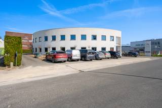 Dit uitzonderlijk kantorencomplex geniet van een uiterst strategische ligging. Alle belangrijke snelwegen en verbindingswegen bevinden zich op...