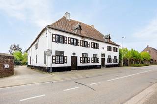 <p><span><span><span>Prachtige 18e-eeuwse hoeve in Maasstijl gelegen in de dorpskern van Ophoven, genaamd "Huize Reynders". </span></span></span><br /><br /><span><span><span>ALGEMEEN: <br />- Open bebouwing. </span><br /><span>- </span></span></span><span>Naast de indrukwekkende woonfaciliteiten biedt dit pand een unieke kans voor diverse (commerciële) toepassingen.</span><br /><span><span><span>- Bouwjaar: vermoedelijk dateert de woning uit 1707 en werd deze geropgebouwd na een brand in de 18e eeuw. <br />- Oppervlakte perceel: 27a50ca. <br />- De woning is gelegen in de Maasstraat, dorpskern van Ophoven. Vlakbij de Venlosesteenweg (N78) en op korte afstand van de Maas, Maasplassen en de Nederlandse grens. <br />- Bewoonbare oppervlakte: +/- 400m2. <br />- </span></span></span>Gezien het gebouw een erfgoedwaarde heeft, is deze volledig vrijgesteld van de renovatieverplichting.<br />- De woning is voorzien van een pannen dak op houten constructie. <br />- Houten ramen met enkele beglazing. <br />- Centrale verwarming op stookolie met radiatoren en convectoren. <br />- KI: €1.808 <br />- Huize Reynders is een witgekalkte, bakstenen gebouw onder schilddaken. De voorgevel is bepleisterd en witgeschilderd. Gaaf bewaarde, burgerlijke gebouwen uit deze periode zijn zowel in de Kempen als in het Maasland zeer zeldzaam. <br /><br />INDELING <br />De hoeve werd opgedeeld in een woonhuis en dienstgebouw. <br /><br />-> WOONHUIS: <br /><br />GELIJKVLOERS: <br />- Inkomhal voorzien van een kalkstenen vloertegel met toegang tot alle vertrekken. Hier valt het bepleisterde plafond met zichtbare moer- en kinderbalken meteen op. Deze plafonds werden doorgetrokken doorheen het gehele woonhuis & het bijgebouw. <br />- 2 zitplaatsen aan elke zijde van de gang, voorzien van een taptijt- en linoleumvloer. <br />- Keuken voorzien van een beige tegelvloer. Deze is sumier ingericht met onder- en bovenkasten en een spoeltafel. De keuken is tevens voorzien van een prachtige schouw. <br />- Berging 1: voorzien van een betonvloer en een spoeltafel. <br />- Badkamer voorzien van wandtegels en ingericht met een ligbad en een wastafel. <br />- Berging 2: voorzien van een tegelvloer met toegang tot de kelder. <br />- Gewelfde kelder voorzien van betontegel. <br />- Apart toilet. <br /><span>- Schuur met een uitzonderlijke oppervlakte van +/- 250m2. </span><br /><br />EERSTE VERDIEPING: <br />- Houten trap naar de eerste verdieping. <br />- Nachthal met toegang tot 4 ruime slaapkamers en de zolder. <br />- Zolder: prachtige polyvalente ruimte, nog naar wens in te richten. <br /><br />-> DIENSTGEBOUW: <br />GELIJKVLOERS: <br />- Berging met toegang tot het bijgebouw. <br />- Keuken, sumier ingericht met onder- en bovenkasten en voorzien van een spoeltafel. De keuken biedt tevens toegang tot de kelder. <br />- Leefruimte, opgedeeld in een gezellige zit- en eethoek. <br /><br />EERSTE VERDIEPING: <br />- Trap naar verdieping. <br />- Nachthal met toegang tot de slaapkamer en badkamer. <br />- Badkamer voorzien van een ligbad en wastafel. <br /><br /><br />De bedoeling van een bescherming als monument is het behoud van alle erfgoedelementen aan zowel het exterieur als het interieur. Voor meer informatie hieromtrent, kan u steeds contact opnemen met ons kantoor. </p>